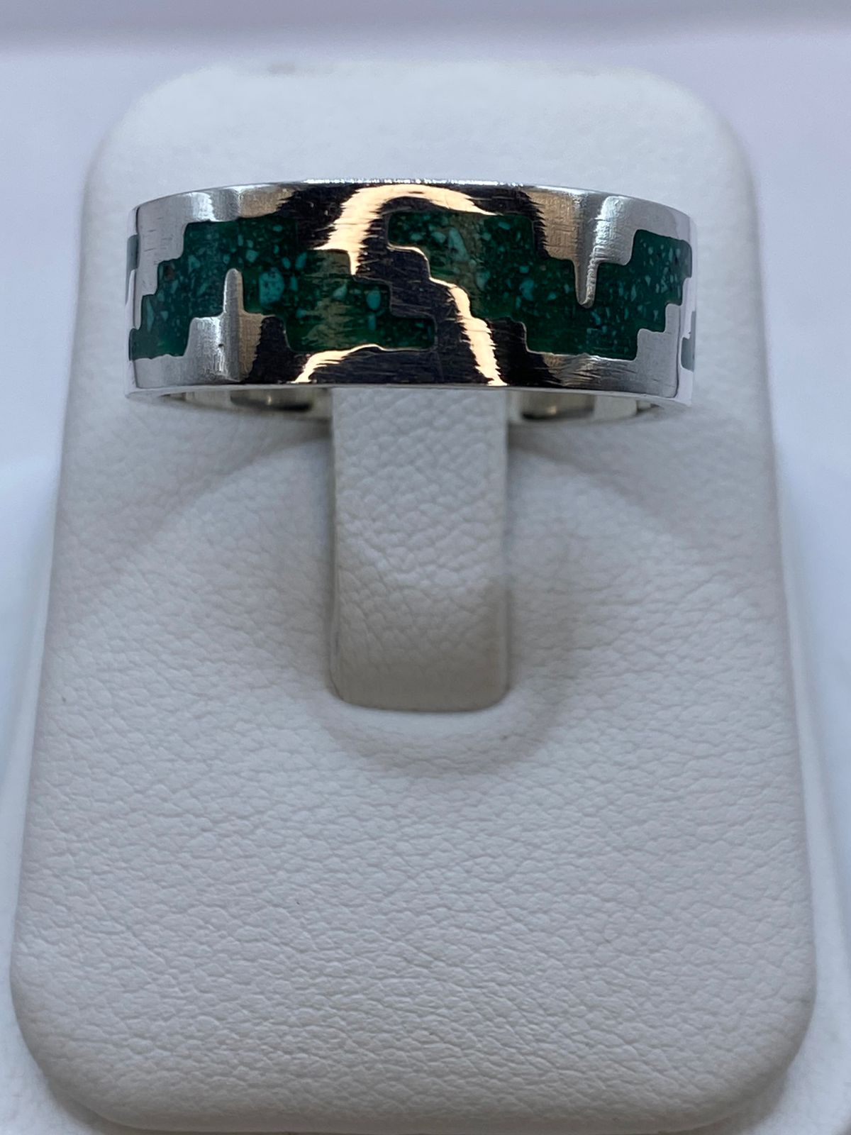 Anillo de Malaquita con Diseño Escalonado Calado en Plata .925