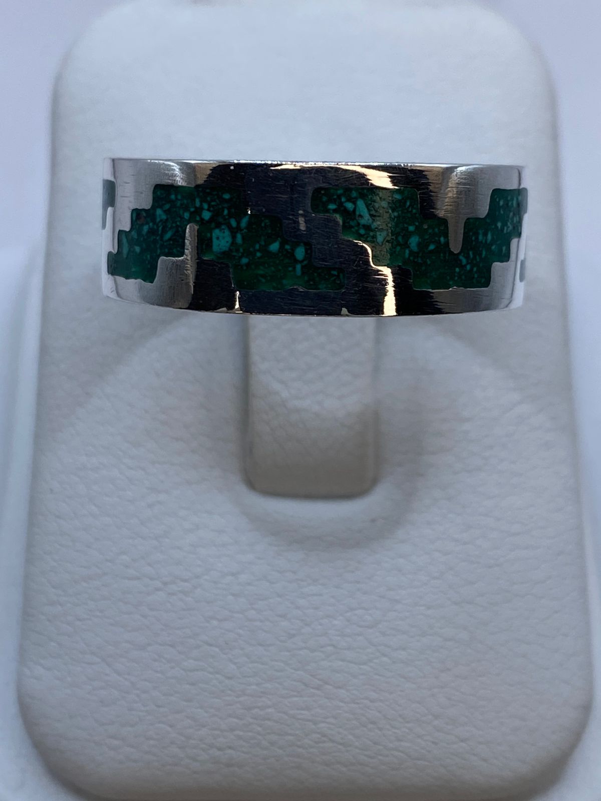 Anillo de Malaquita con Diseño Escalonado Calado en Plata .925