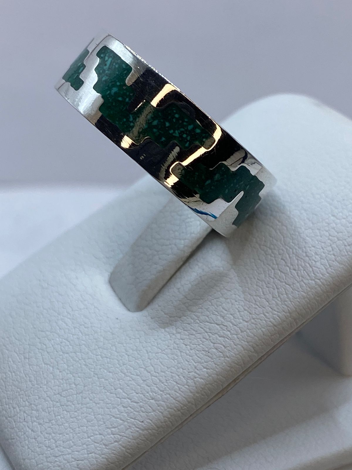 Anillo de Malaquita con Diseño Escalonado Calado en Plata .925