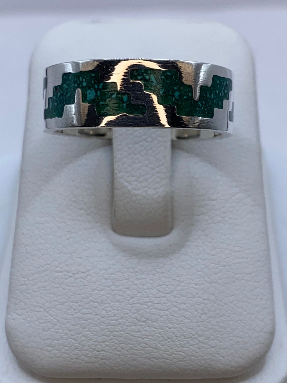 Anillo de Malaquita con Diseño Escalonado Calado en Plata .925