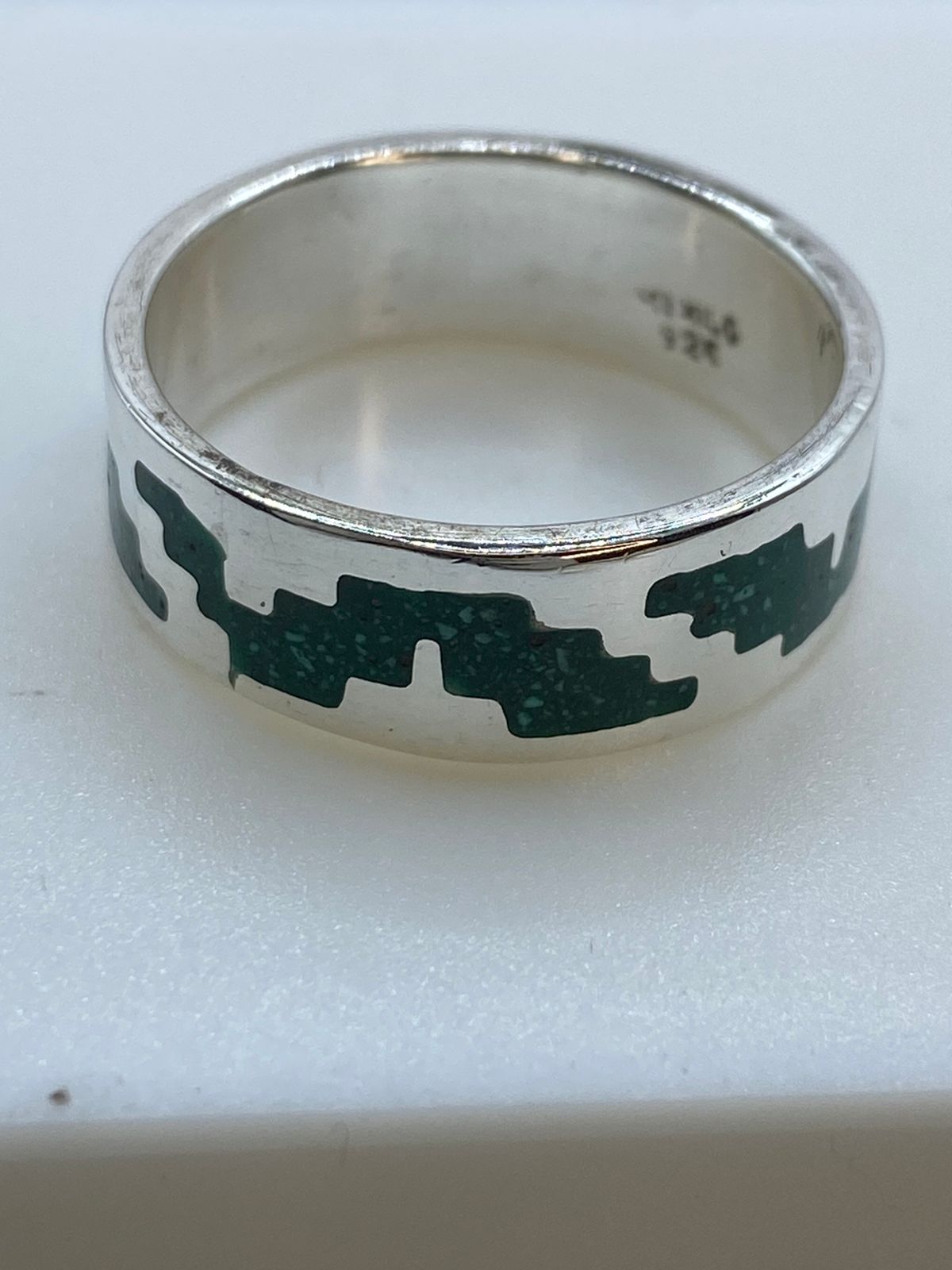 Anillo de Malaquita con Diseño Escalonado Calado en Plata .925