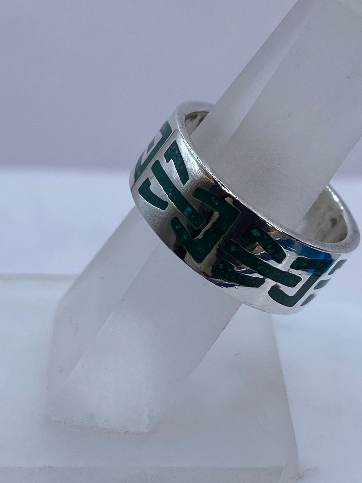 Anillo de Malaquita con Diseño Geométrico Calado en Plata .925