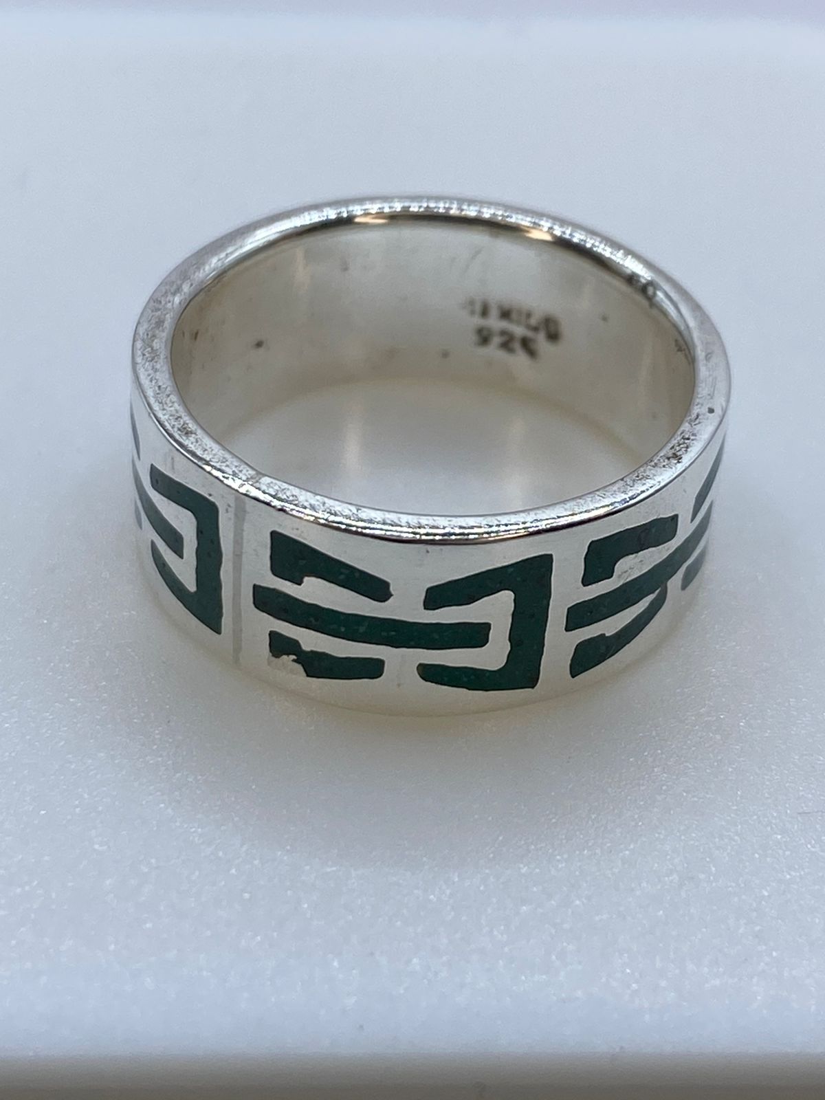 Anillo de Malaquita con Diseño Geométrico Calado en Plata .925