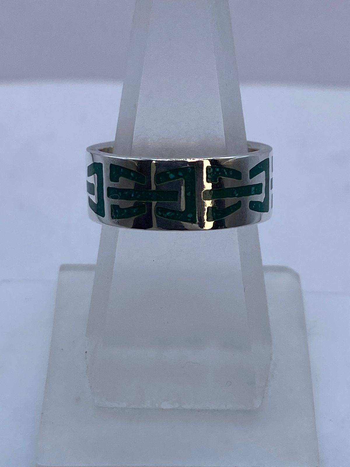 Anillo de Malaquita con Diseño Geométrico Calado en Plata .925