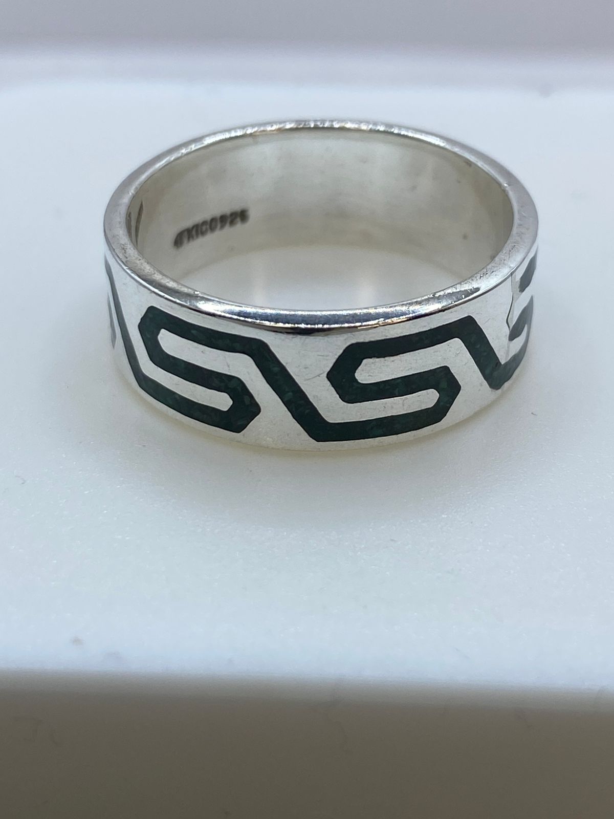 Anillo de Malaquita con Greca Fluida Calada en Plata .925