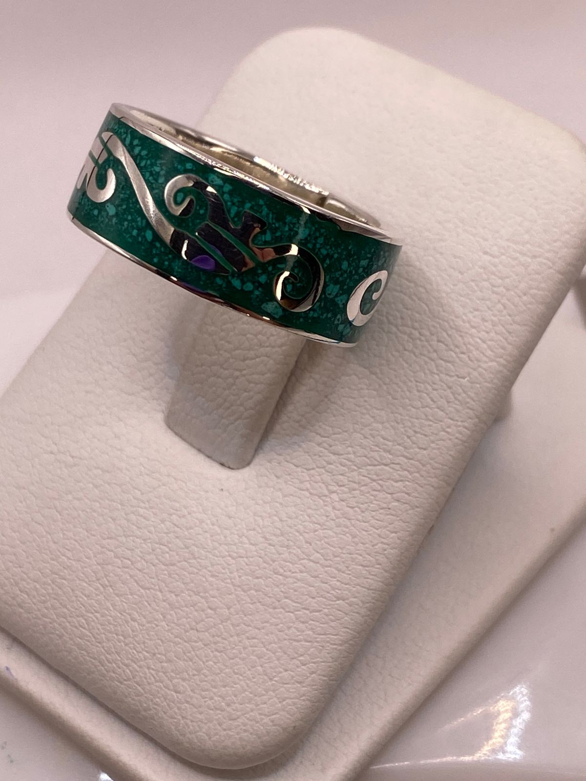 Anillo de Malaquita con Greca Ornamentada