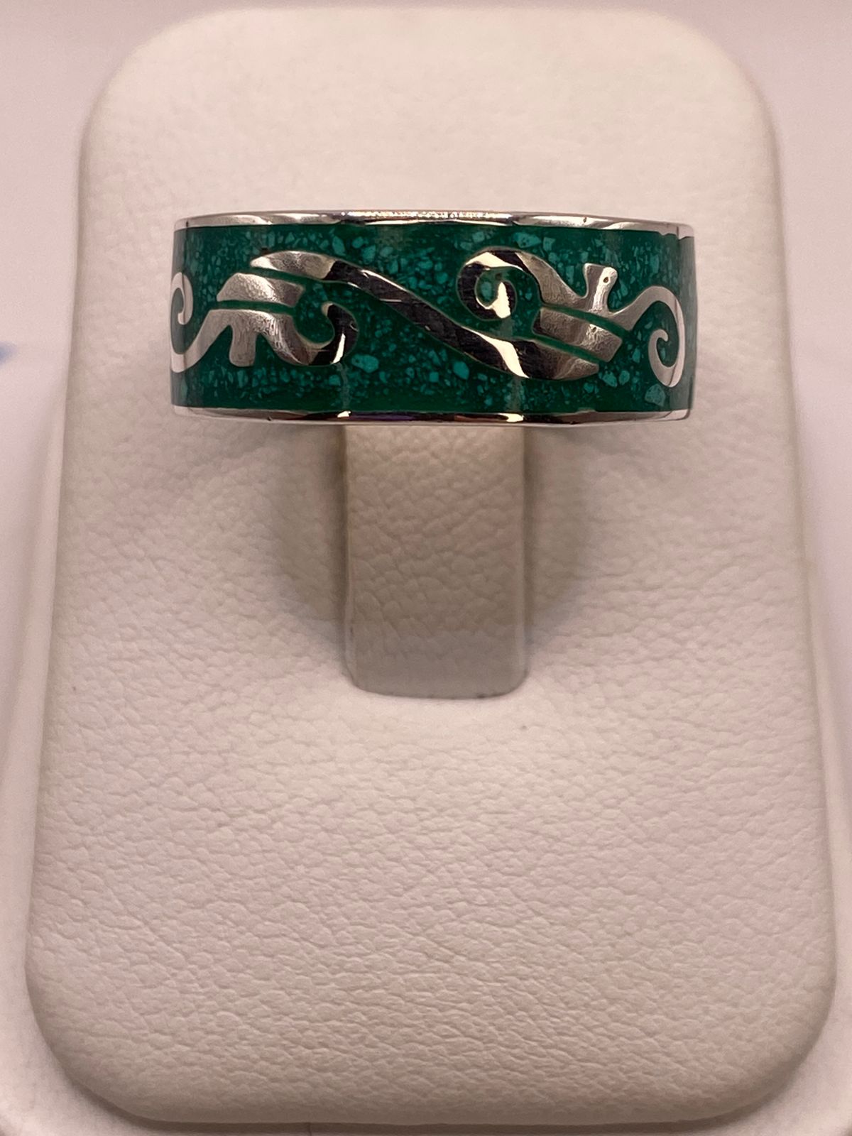 Anillo de Malaquita con Greca Ornamentada