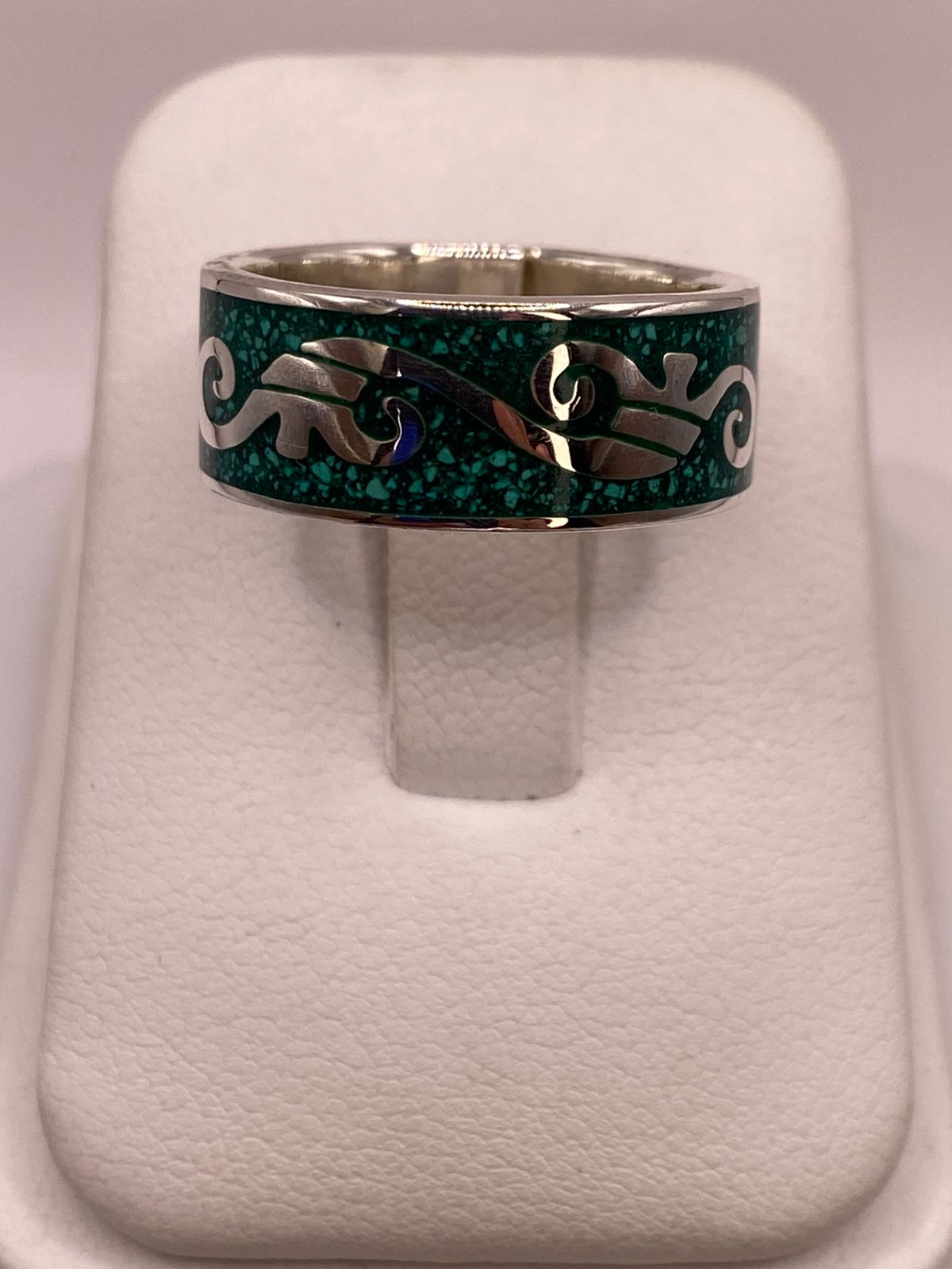 Anillo de Malaquita con Greca Ornamentada
