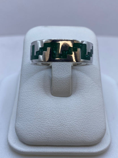 Anillo de Malaquita con Greca Arquitectónica Calada en Plata .925, vista de detalle