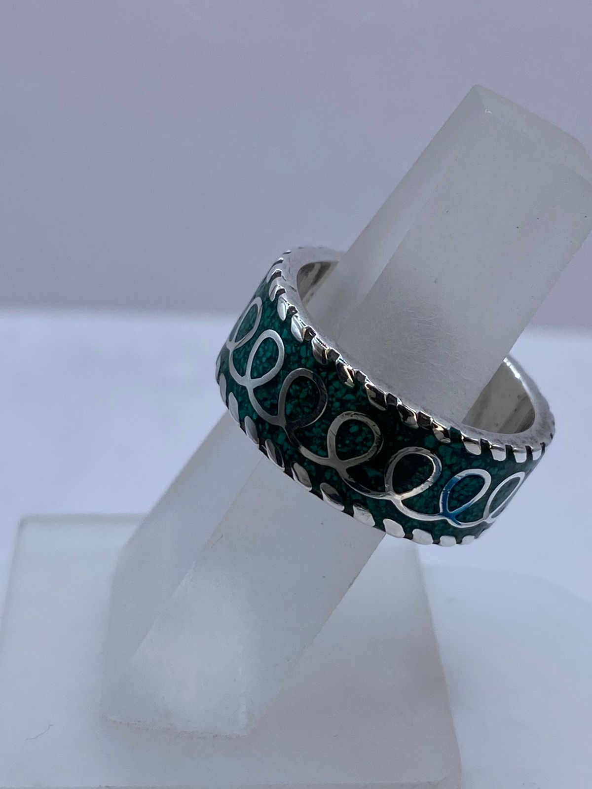 Anillo de Malaquita con Patrón Esculpido en Plata .925