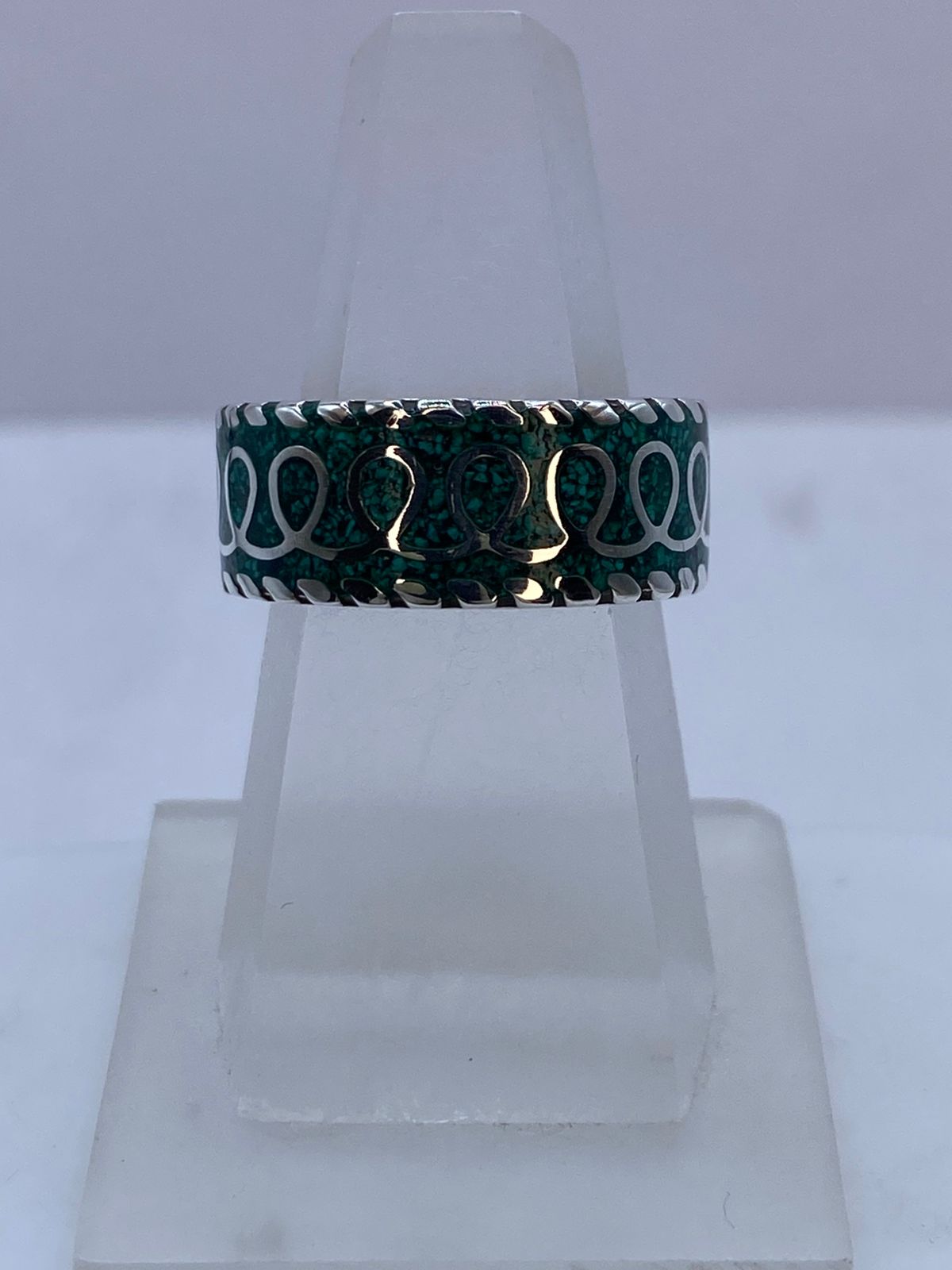 Anillo de Malaquita con Patrón Esculpido en Plata .925