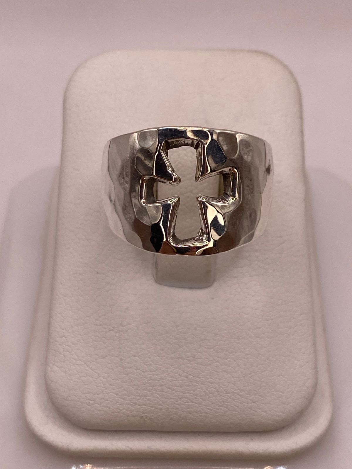 Anillo Martillado con Cruz Recortada en Plata .925