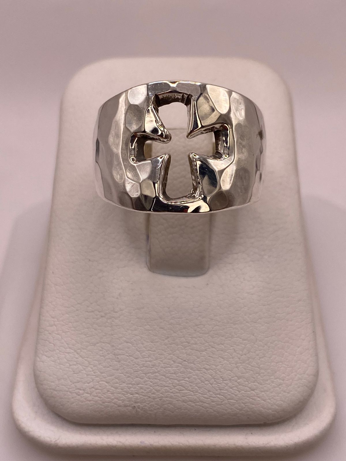 Anillo Martillado con Cruz Recortada en Plata .925