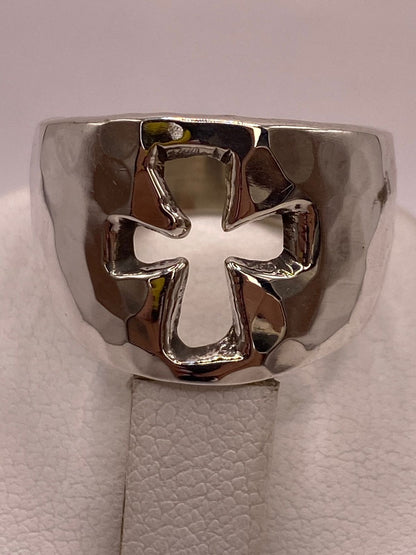 Anillo Martillado con Cruz Recortada en Plata .925, vista superior