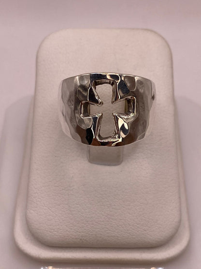 Anillo Martillado con Cruz Recortada en Plata .925, vista superior