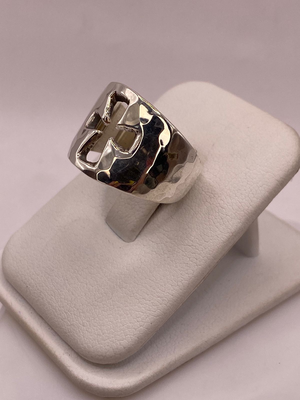 Anillo Martillado con Cruz Recortada en Plata .925