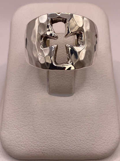 Anillo Martillado con Cruz Recortada en Plata .925, vista de detalle