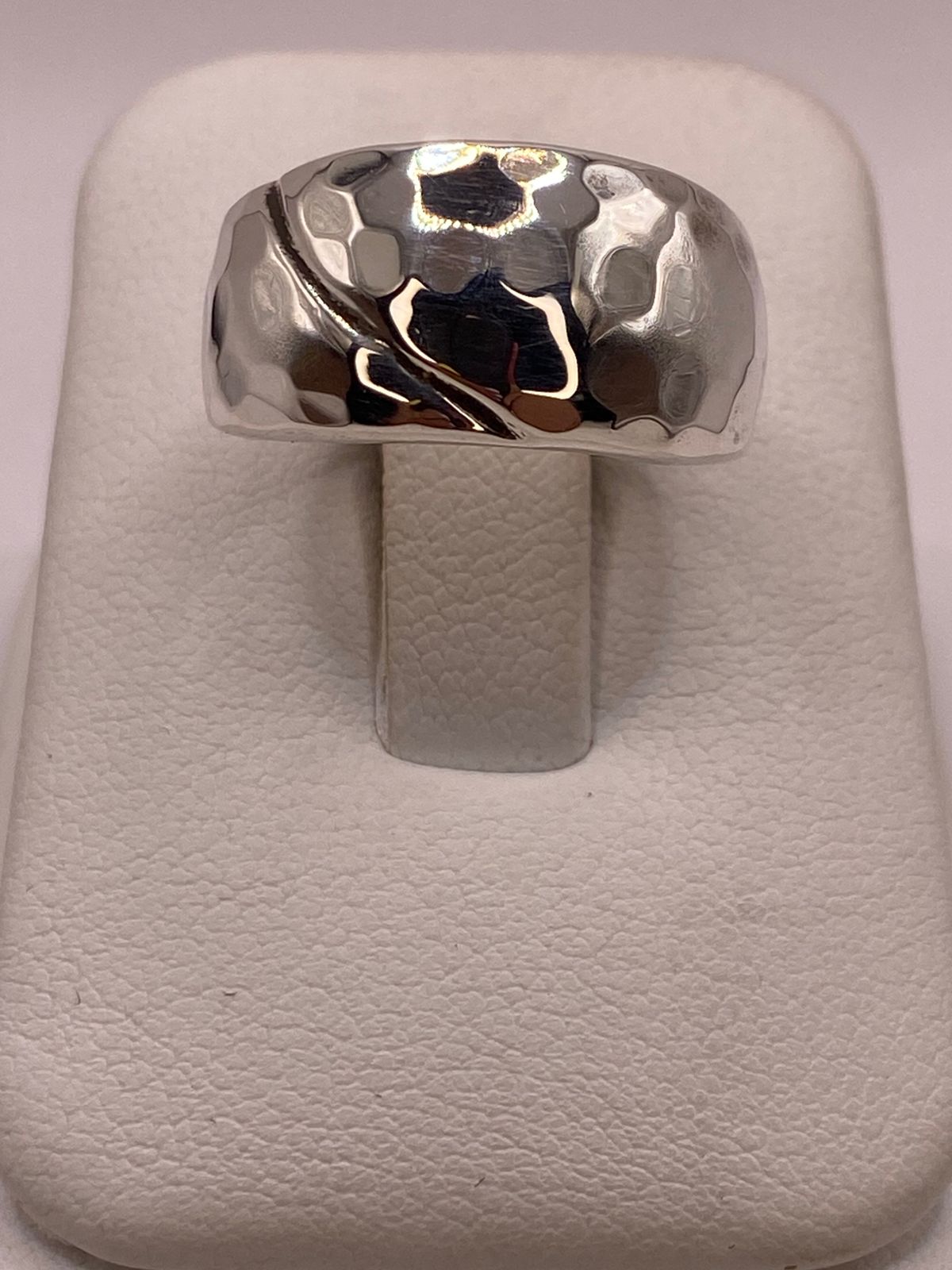 Anillo Martillado de Plata Ley .925 con Línea Diagonal
