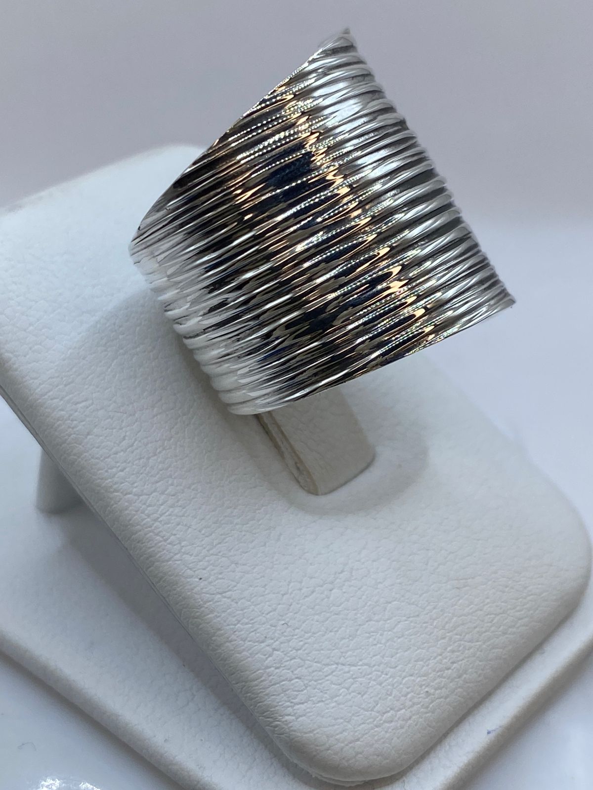 Anillo Maxi Multilíneas Texturizado en Plata .925