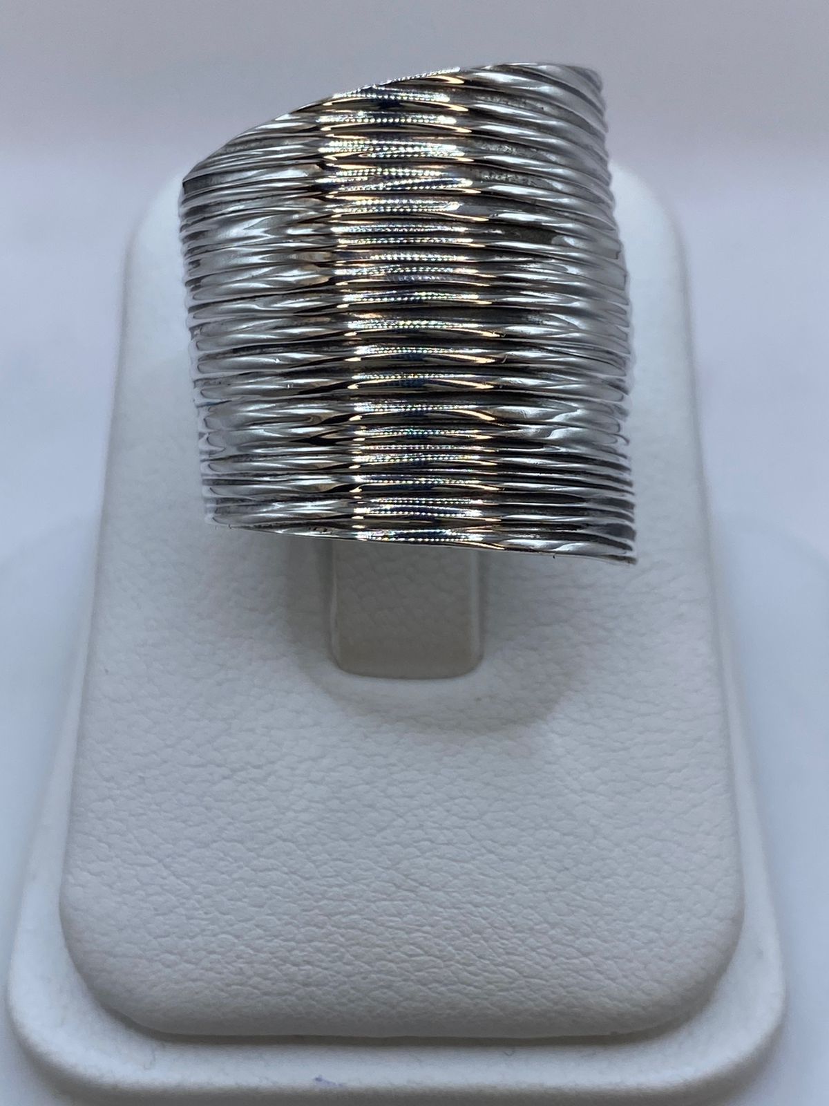 Anillo Maxi Multilíneas Texturizado en Plata .925