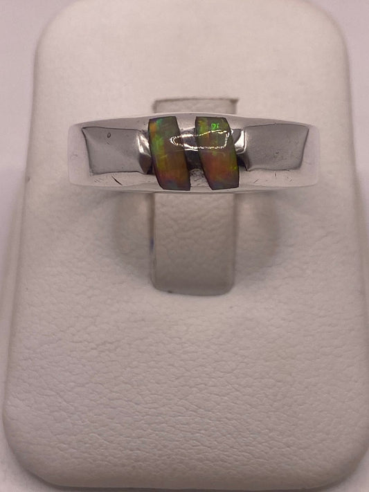 Anillo Minimalista de Plata 925 con Ópalo de Fuego en báscula mostrando peso