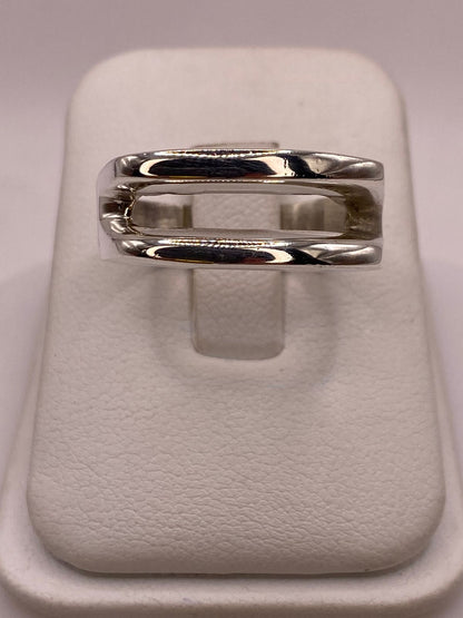 Anillo Minimalista de Plata Ley .925 con Diseño Rectangular — ángulo diagonal