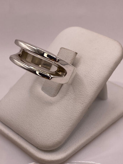 Anillo Minimalista de Plata Ley .925 con Diseño Rectangular, vista lateral