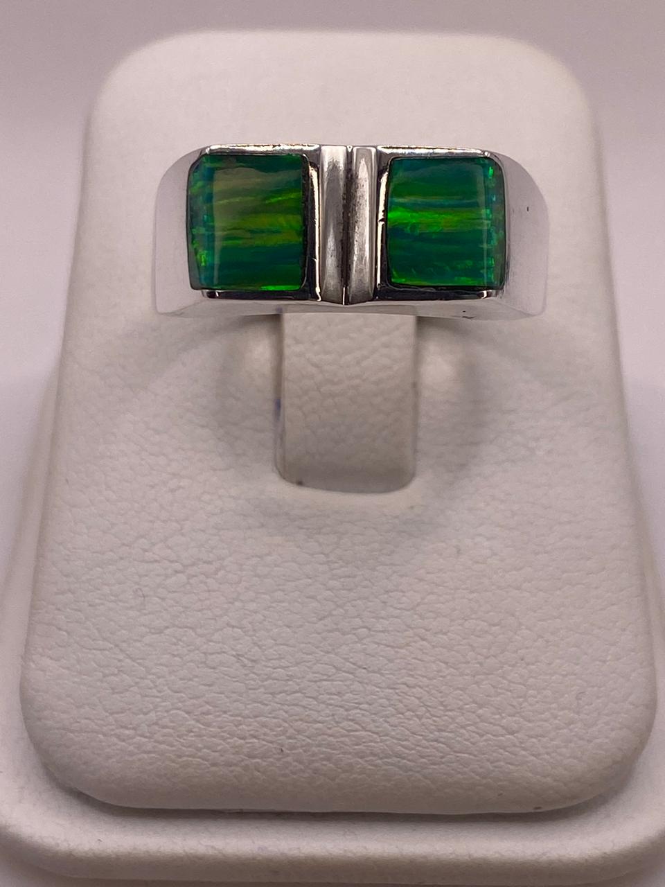 Anillo Moderno Geométrico de Plata 950 con Ópalo de Fuego Verde Tornasol