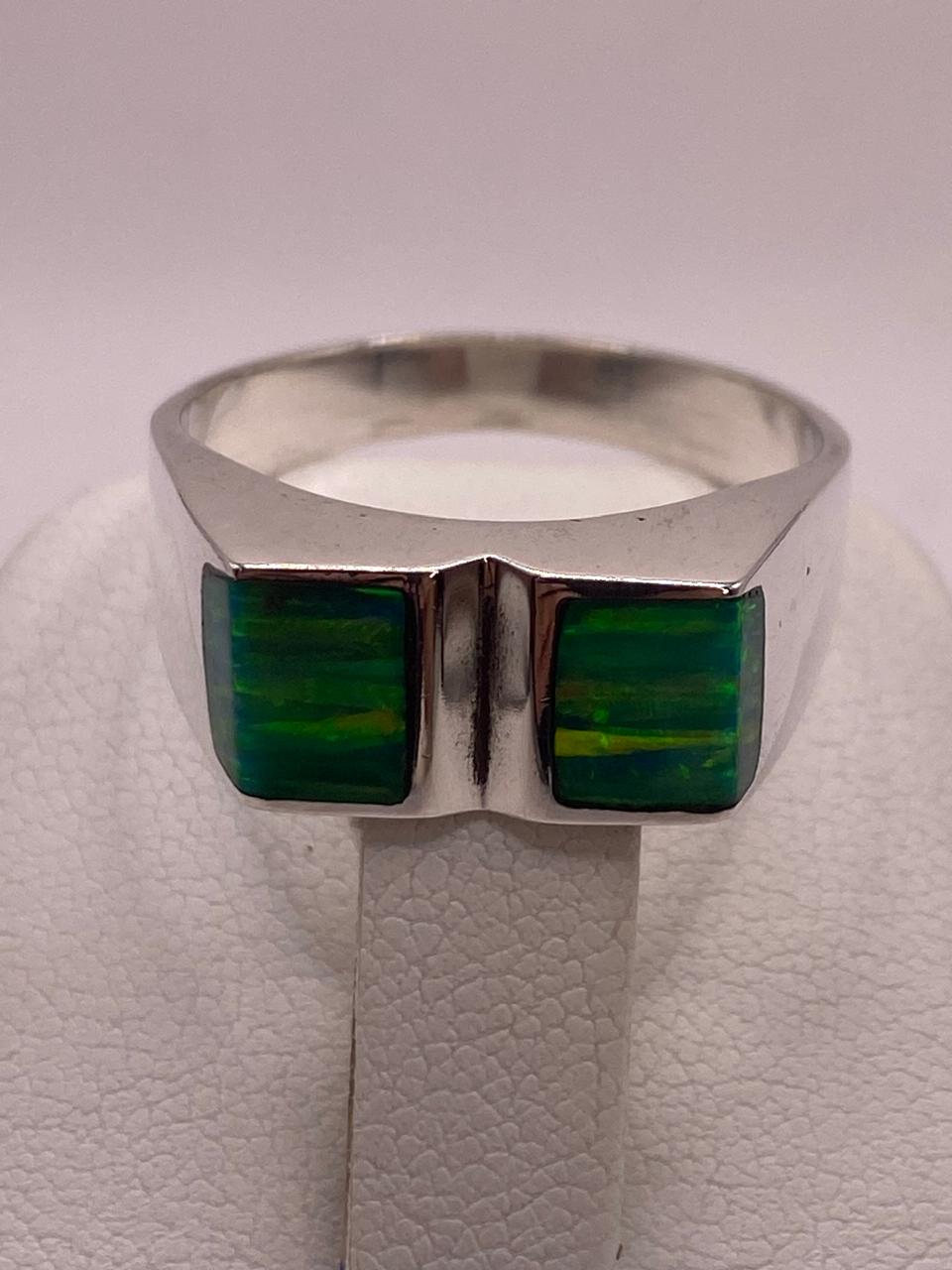 Anillo Moderno Geométrico de Plata 950 con Ópalo de Fuego Verde Tornasol