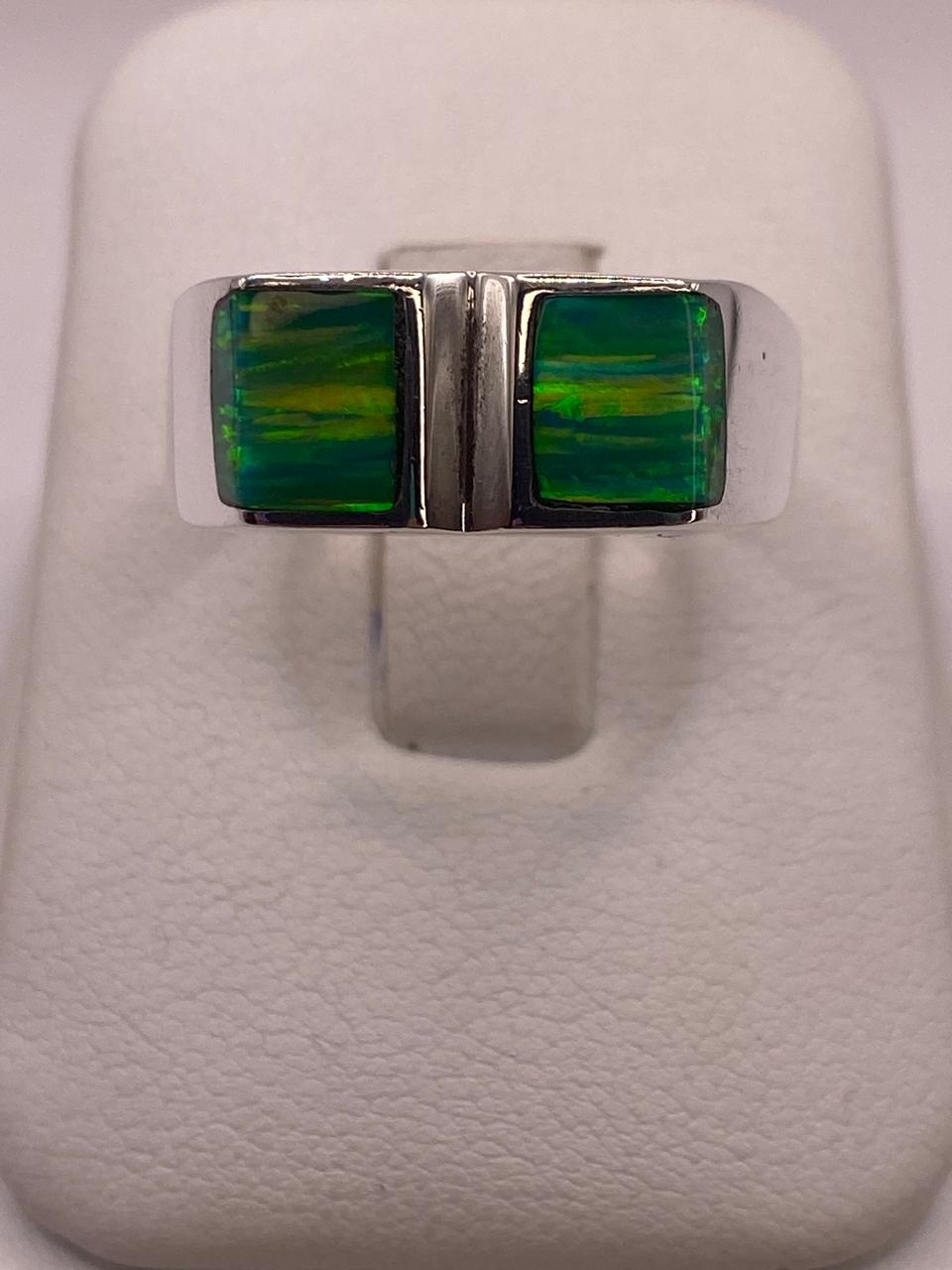 Anillo Moderno Geométrico de Plata 950 con Ópalo de Fuego Verde Tornasol