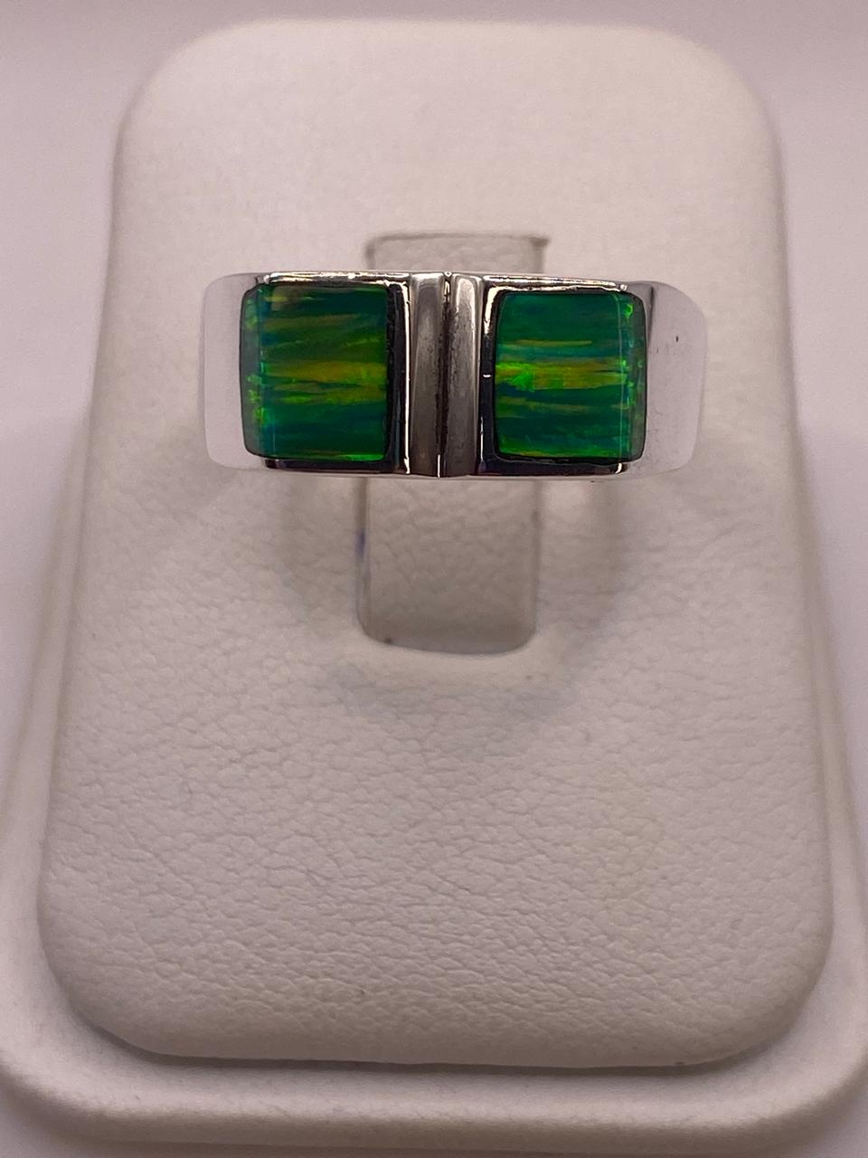Anillo Moderno Geométrico de Plata 950 con Ópalo de Fuego Verde Tornasol