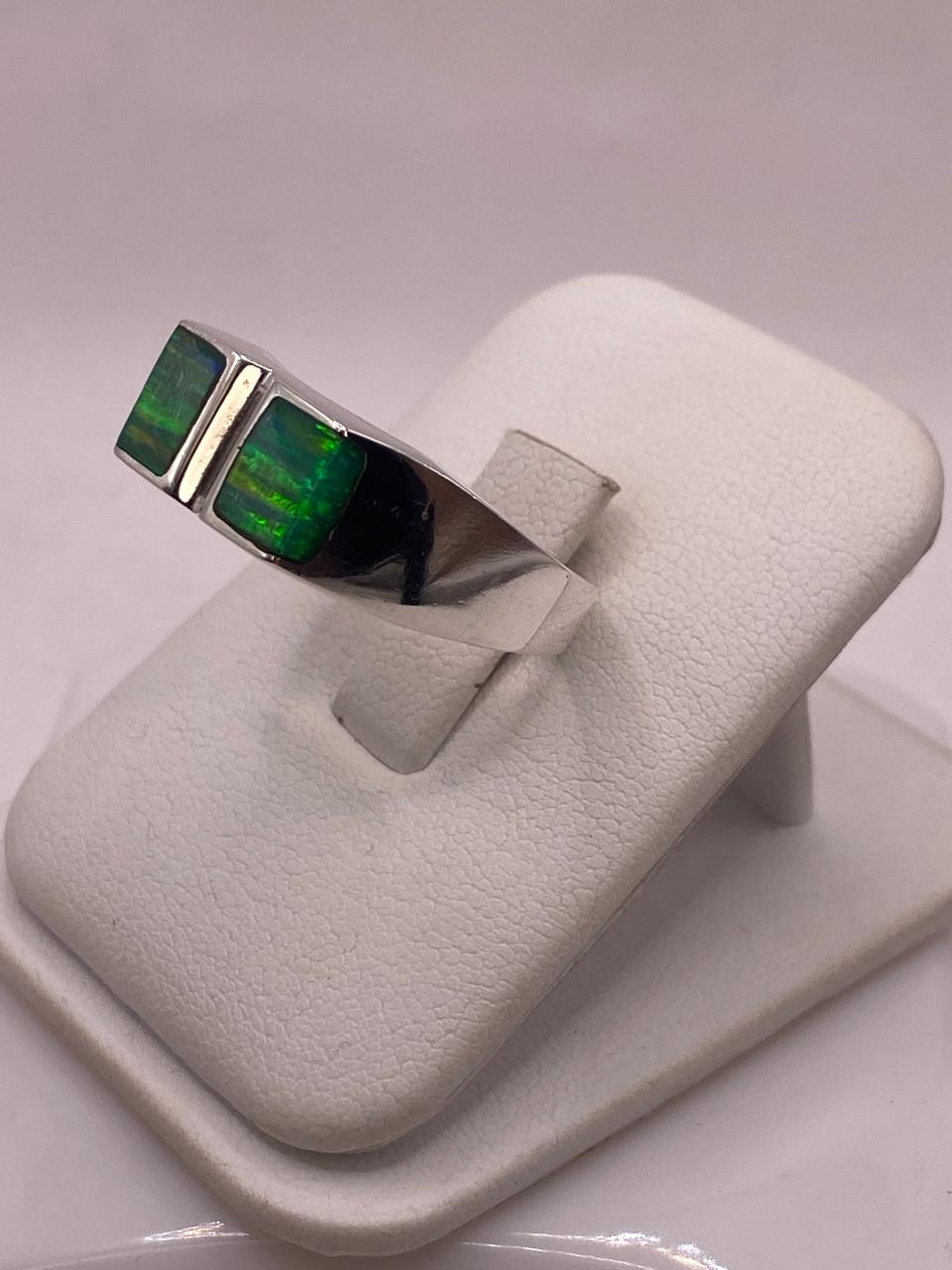 Anillo Moderno Geométrico de Plata 950 con Ópalo de Fuego Verde Tornasol