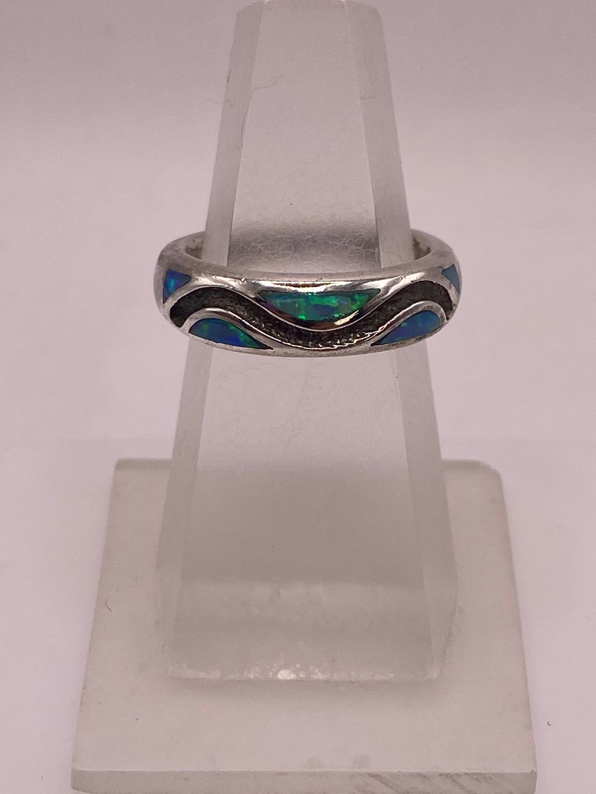 Anillo Moderno Ondulado de Plata 950 con Ópalo de Fuego