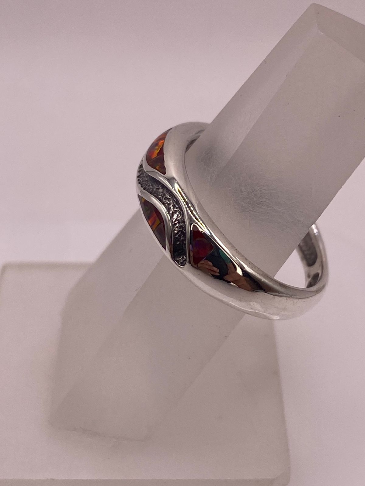 Anillo Moderno Ondulado de Plata 950 con Ópalo de Fuego