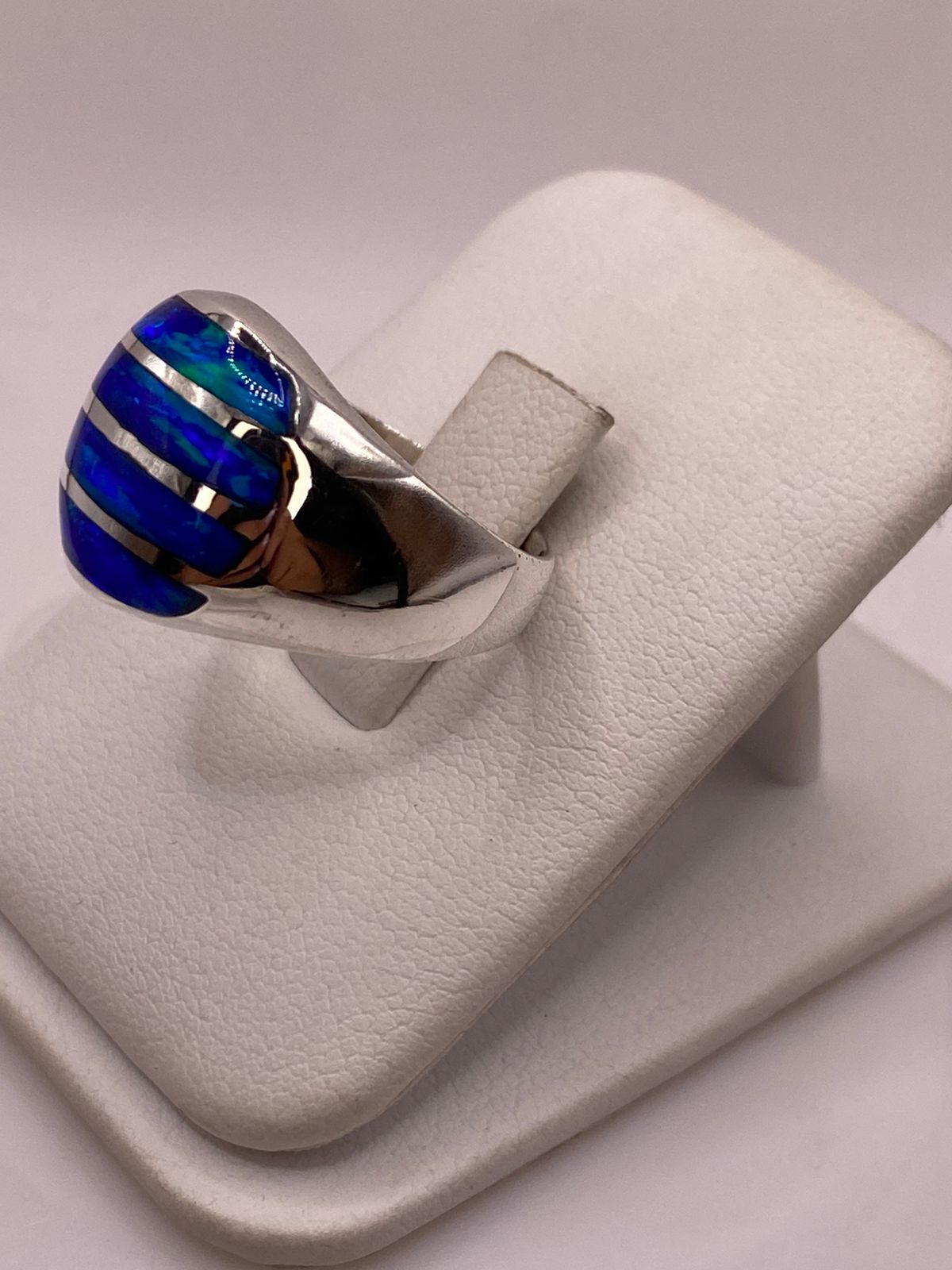 Anillo Moderno en Plata Ley 925 con Ópalo de Fuego Azul