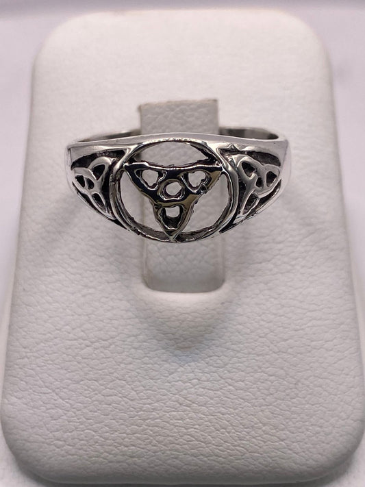 Anillo Nudo Celta Triquetra en Plata .925