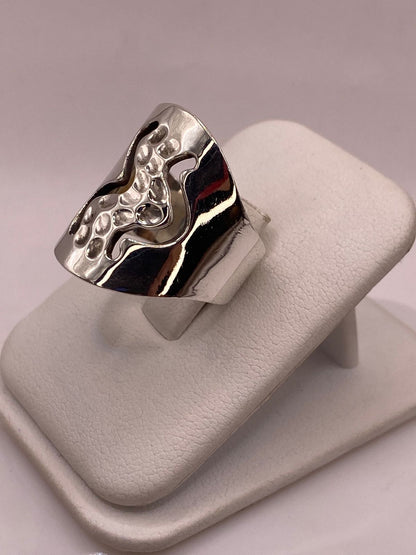 Anillo Ondas con Textura Martillada en Plata .925, vista frontal