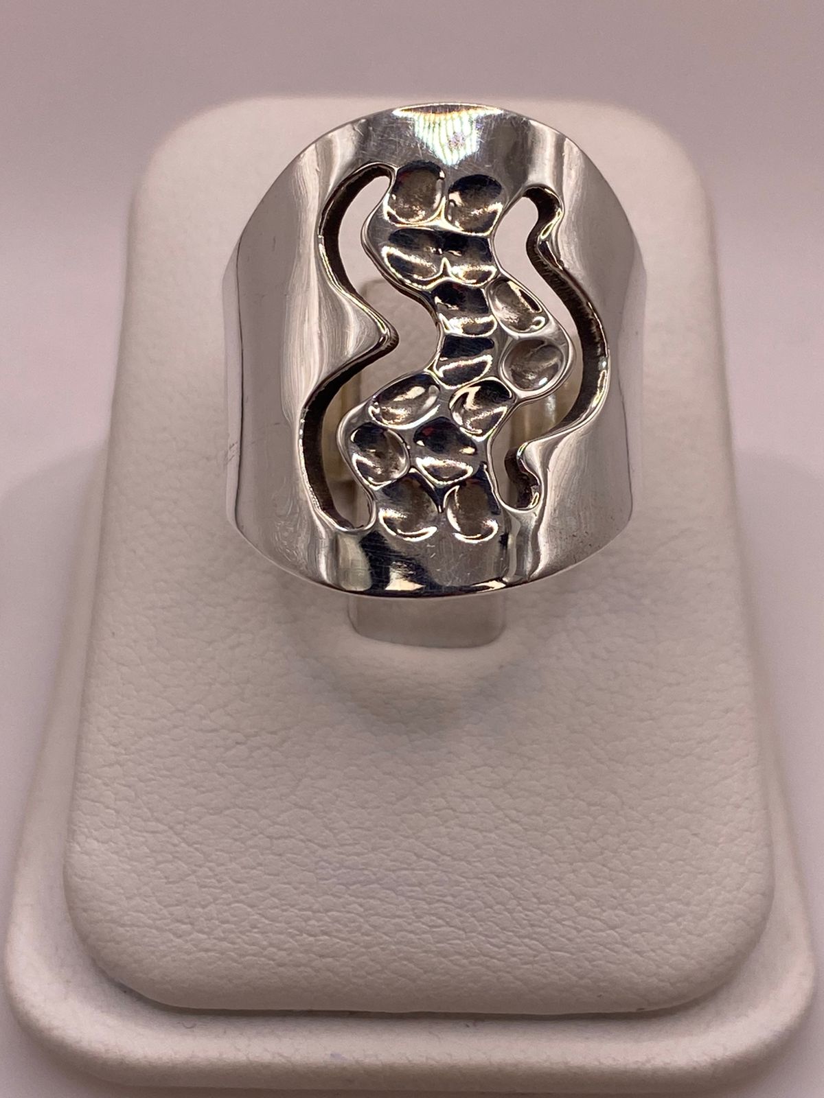 Anillo Ondas con Textura Martillada en Plata .925