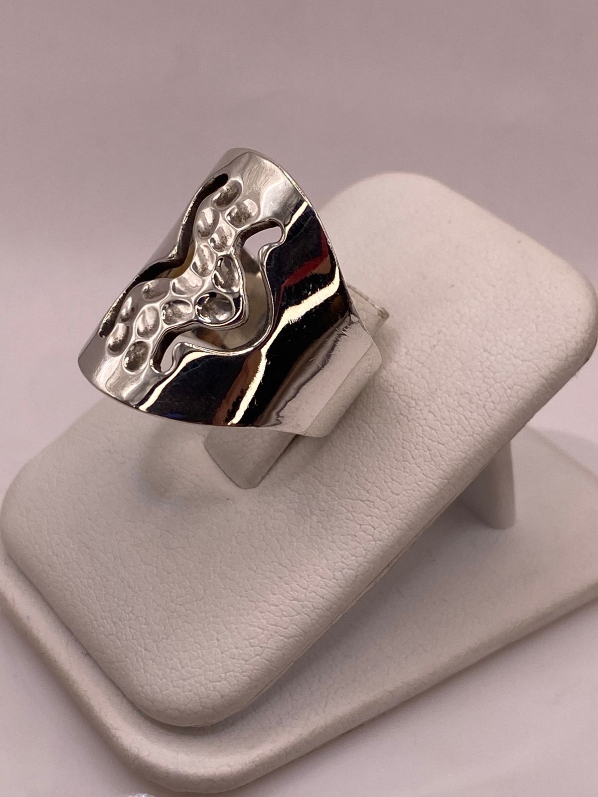 Anillo Ondas con Textura Martillada en Plata .925