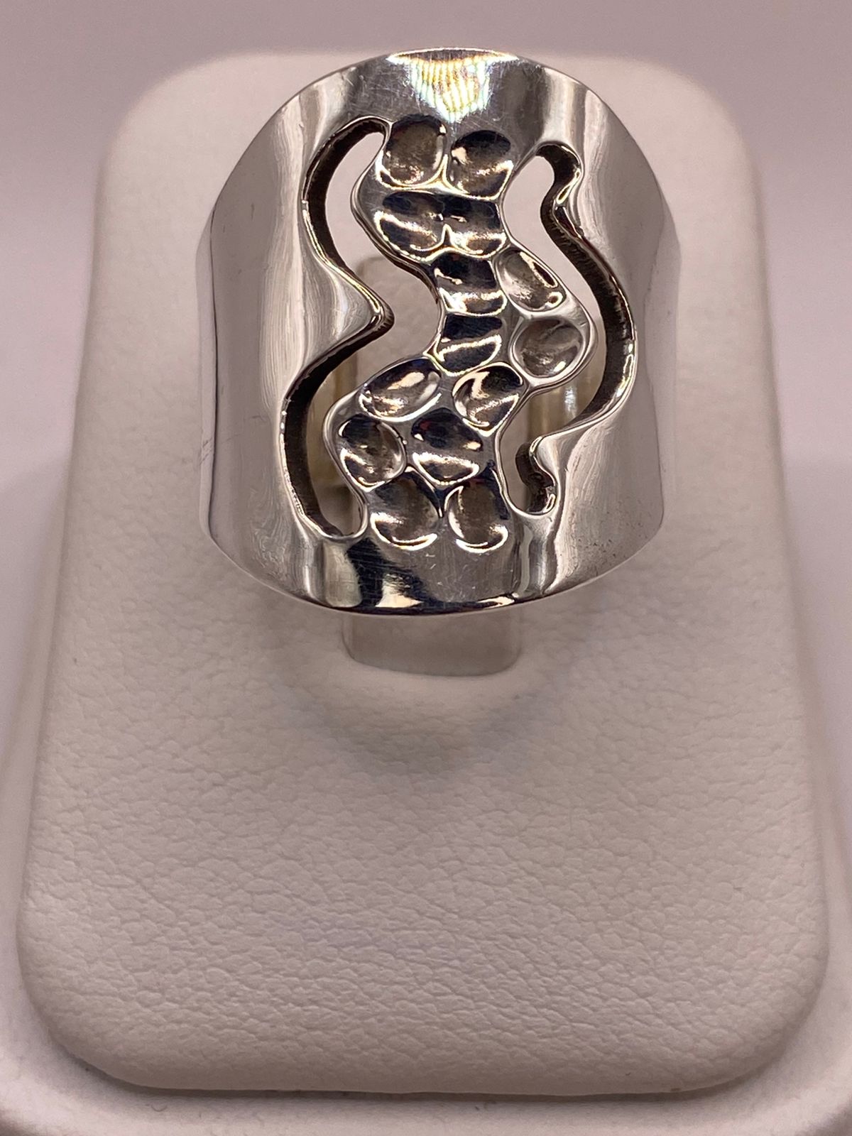 Anillo Ondas con Textura Martillada en Plata .925