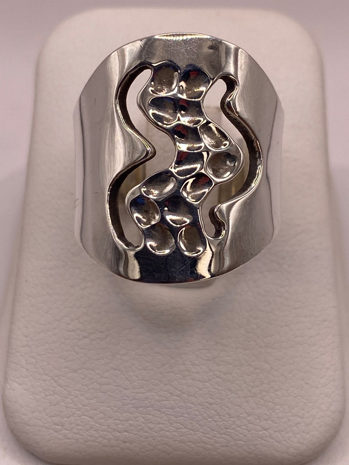 Anillo Ondas con Textura Martillada en Plata .925