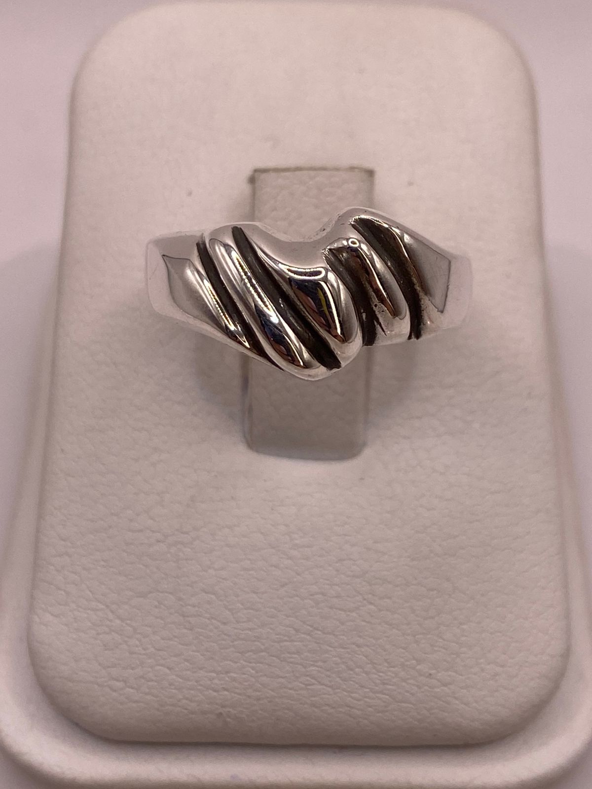 Anillo Ondulado Contemporáneo en Plata .925