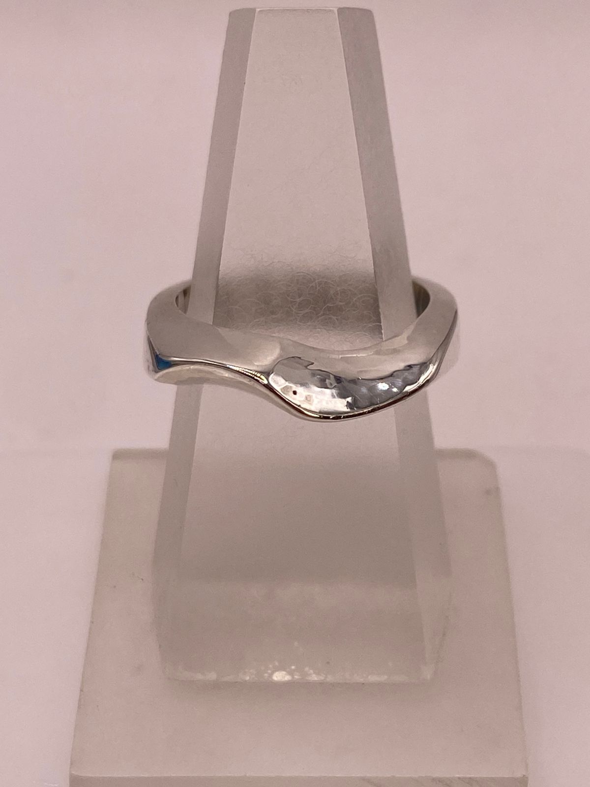 Anillo Ondulado Martillado en Plata .925