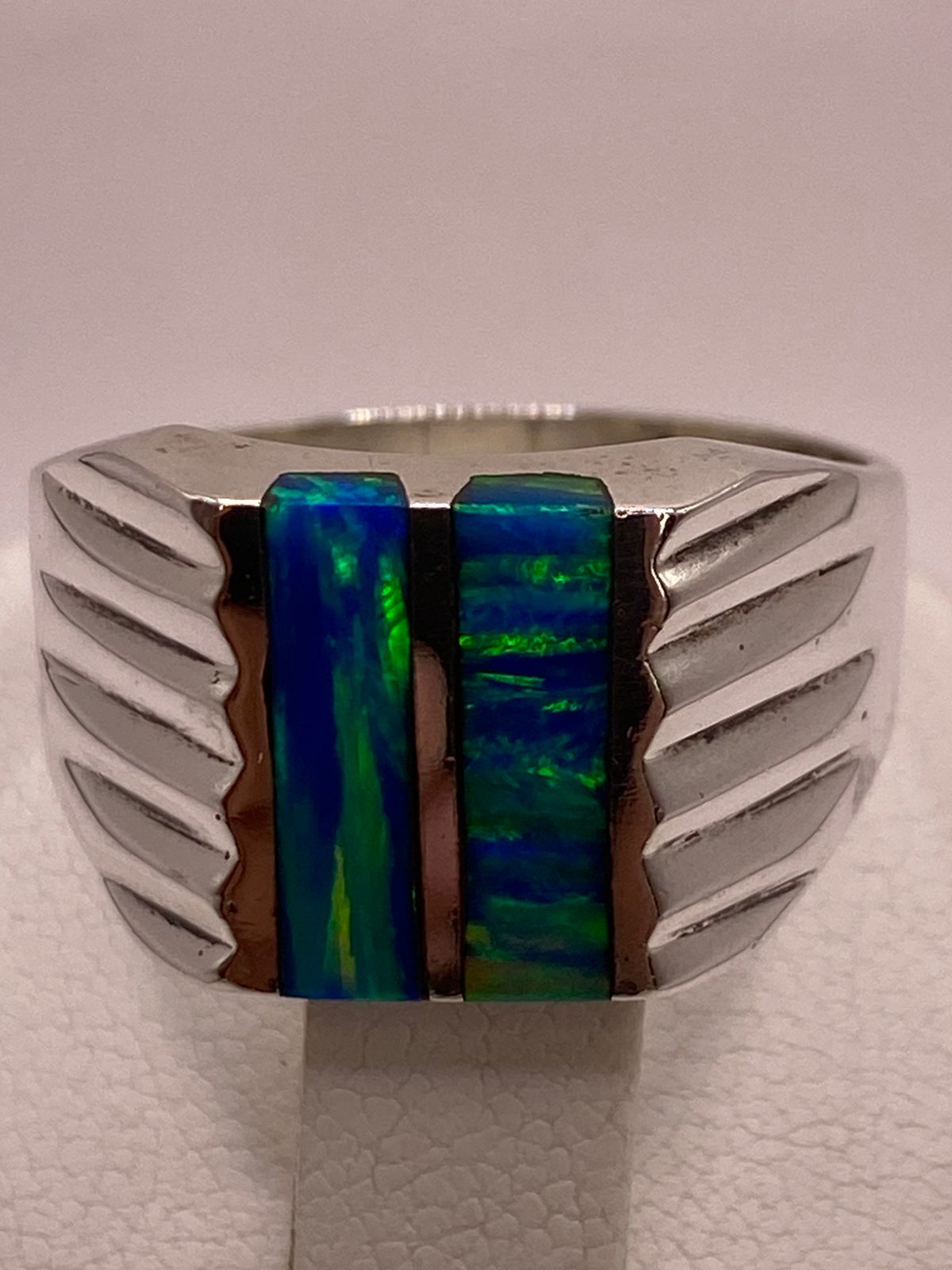 Anillo con Ópalo de Fuego Azul‑verde en Barras en Plata .950