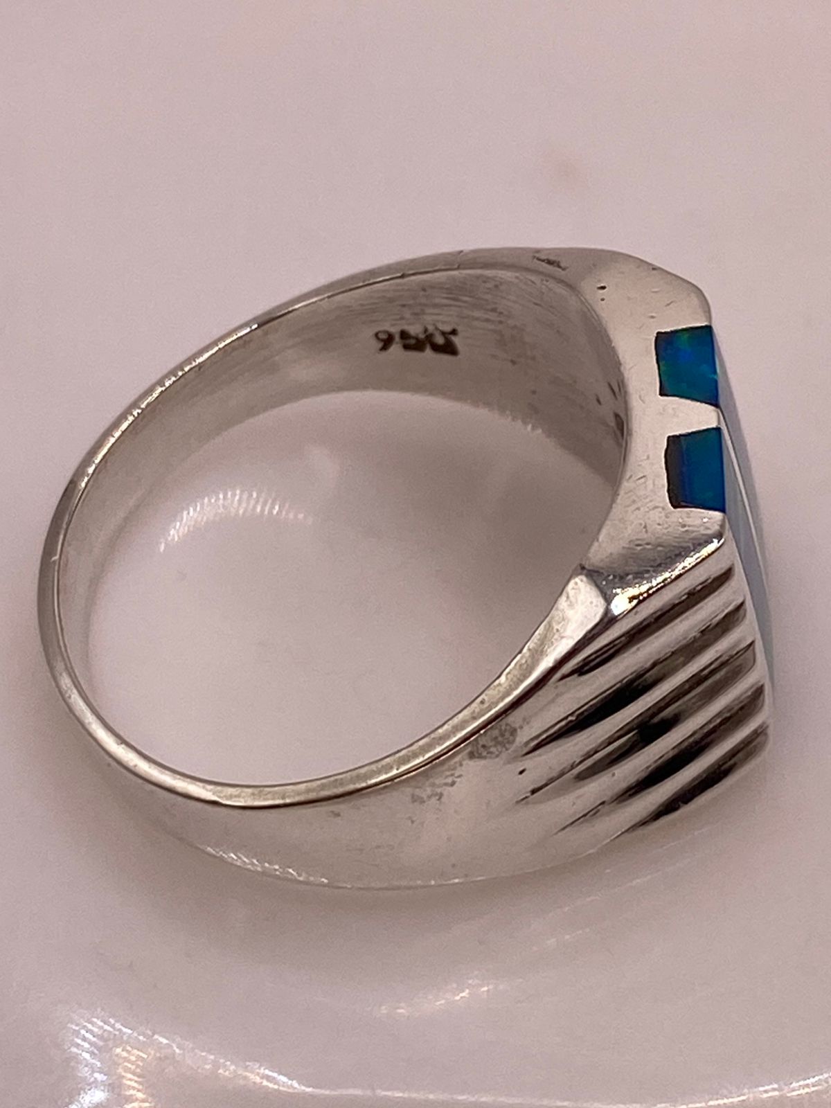 Anillo con Ópalo de Fuego Azul‑verde en Barras en Plata .950