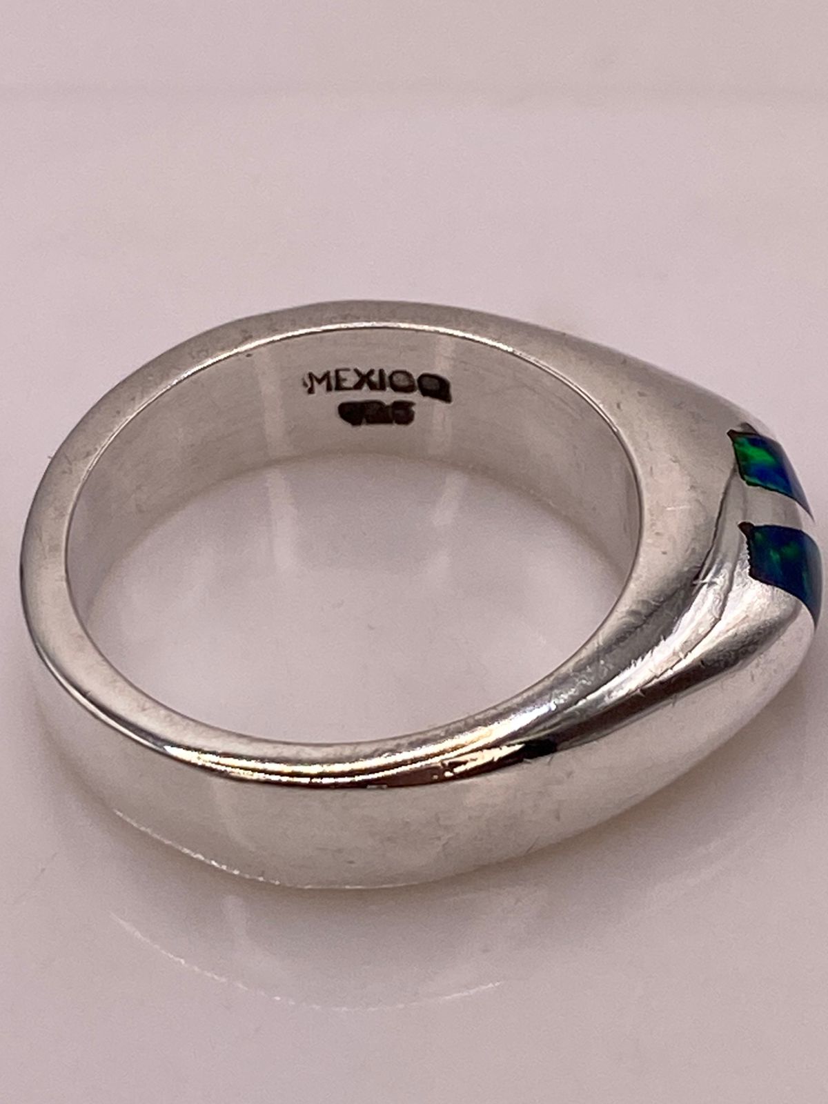 🔥 Anillo con Ópalo de Fuego Azul‑Verde en Plata Ley 925 – Diseño Moderno