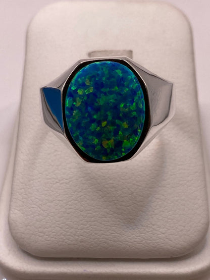 Anillo con Ópalo de Fuego Azul‑Verde Ovalado en Plata Ley 950, vista lateral