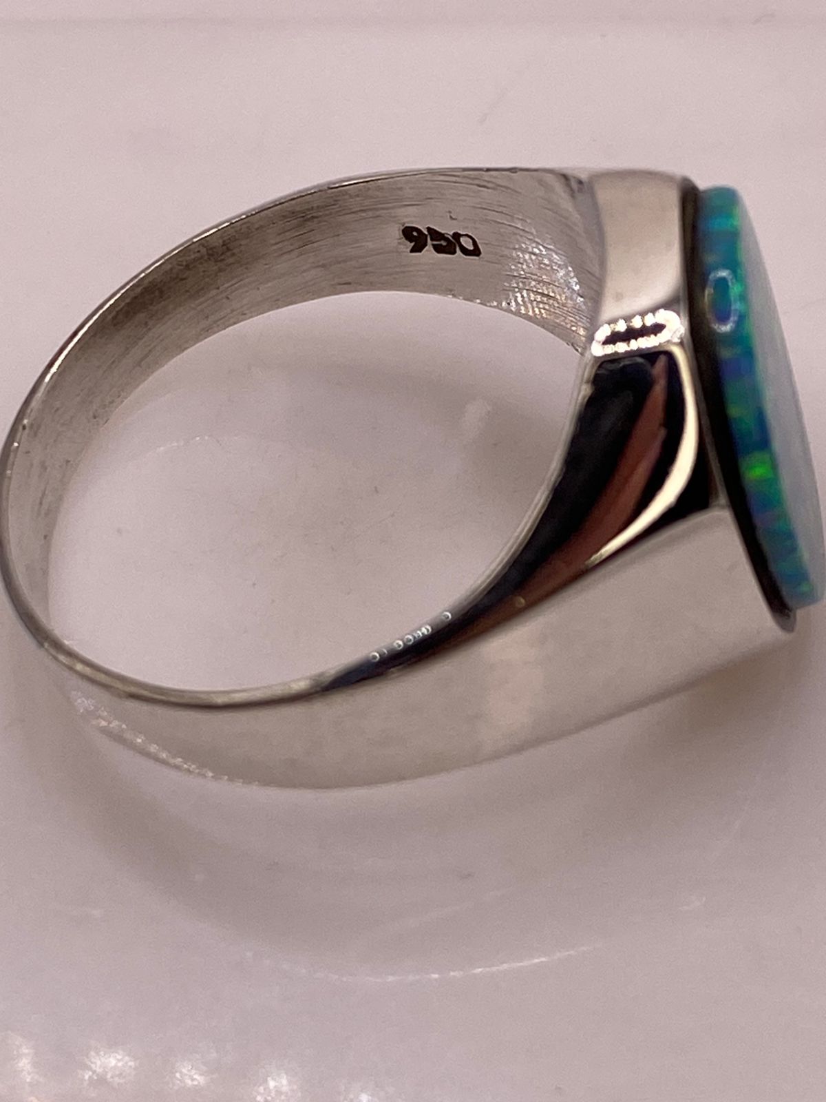 🔥 Anillo con Ópalo de Fuego Azul‑Verde Ovalado en Plata Ley 950