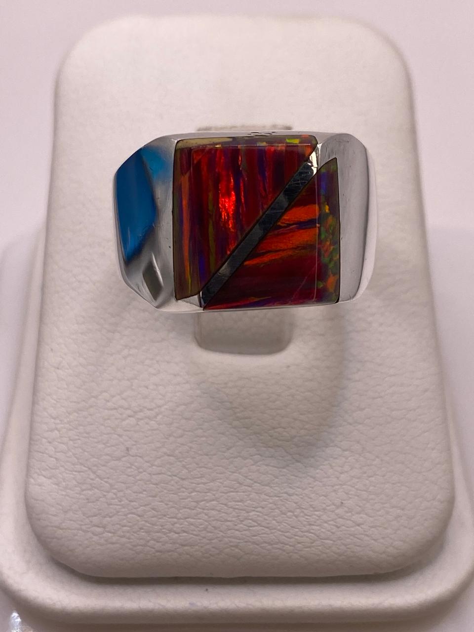 Anillo de Ópalo de Fuego con Diseño Geométrico en Plata Ley 925 en báscula mostrando peso