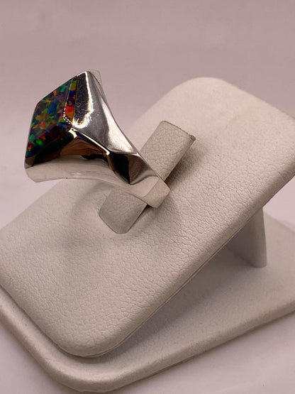 Anillo con Ópalo de Fuego Multicolor en Rombo